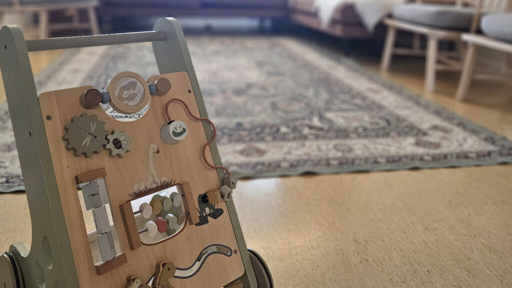 Ensikodin uusi olohuone. Etualalla lasten toimintalelu.